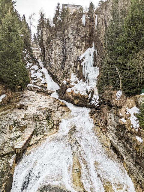 bergblick-appartements-bad-gastein-winter-wasserfall